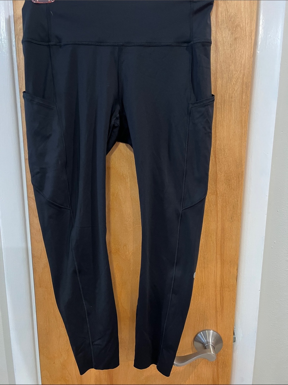 Women's black Lululemon leggings with side pockets